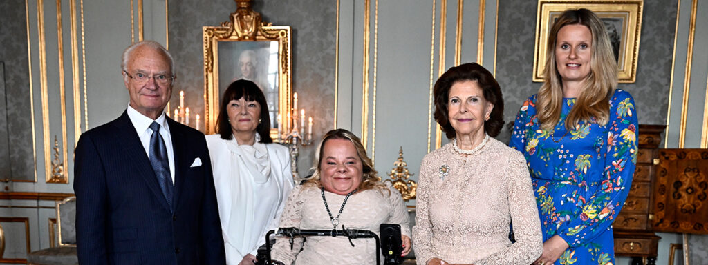 Foto: JONAS EKSTRÖMER, TT Bildtext: Hans Majestät Konungen uppvaktas av Riksföreningen Barn med funktionshinder i Sverige på slottet Riksföreningen Barn med funktionshinder i Sverige var idag inbjudna till Stockholms slott för att uppvakta H.M. Konungen i samband med Hans Majestäts 50 år på tronen. Som en del av sin uppvaktning skänker Riksföreningen Barn med funktionshinder i Sveriges en gåva till Operation Aid och deras arbete med stödinsatser för krigsänkor med barn med funktionshinder i Ukraina.